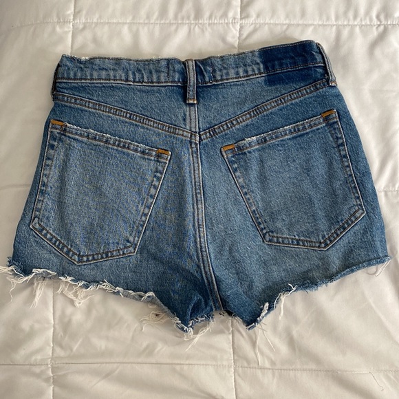 Abercrombie & Fitch Curve Love High Rise The Mom Short in Medium Wash size 2 - Picture 2 of 4